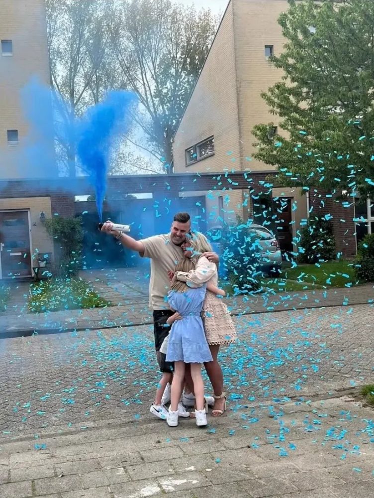 Blue powder reveal spray in use